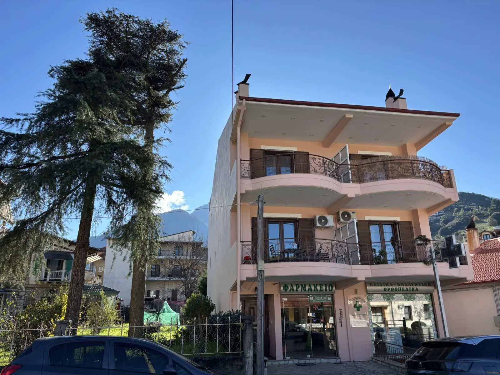 Το κτήριο στην οδό Ομογενών Αμερικής 5, πάνω από το φαρμακείο